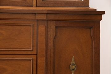 中古　DREXEL HERITAGE(ドレクセルヘリテイジ)　Triune(トライユン)　凛とした佇まいの食器棚(定価約90万円)(カップボード、キャビネット)(R-046911)