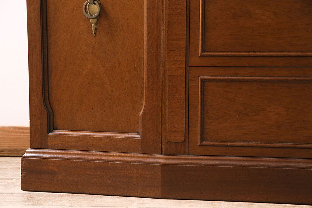 中古　DREXEL HERITAGE(ドレクセルヘリテイジ)　Triune(トライユン)　凛とした佇まいの食器棚(定価約90万円)(カップボード、キャビネット)(R-046911)