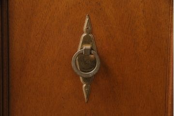 中古　DREXEL HERITAGE(ドレクセルヘリテイジ)　Triune(トライユン)　凛とした佇まいの食器棚(定価約90万円)(カップボード、キャビネット)(R-046911)