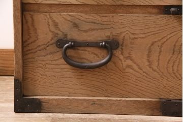 アンティーク家具　明治大正期　ストリップド(剥離)　三方ケヤキ材　厚手素材　古い木肌が味わいを感じさせる小タンス(引き出し、テレビ台、リビングボード)(R-046912)