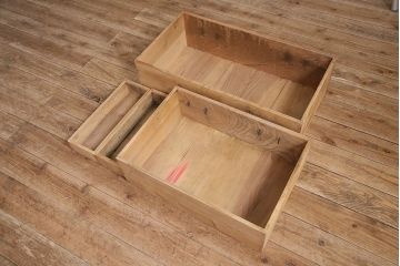 アンティーク家具　明治大正期　ストリップド(剥離)　三方ケヤキ材　厚手素材　古い木肌が味わいを感じさせる小タンス(引き出し、テレビ台、リビングボード)(R-046912)
