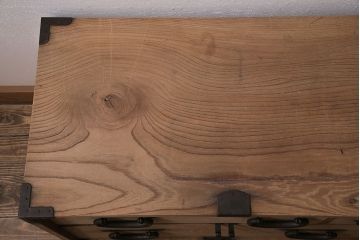 アンティーク家具　明治大正期　ストリップド(剥離)　三方ケヤキ材　厚手素材　古い木肌が味わいを感じさせる小タンス(引き出し、テレビ台、リビングボード)(R-046912)