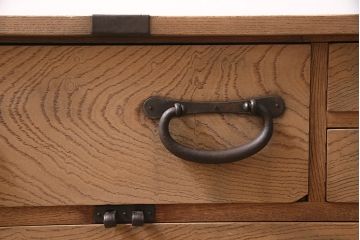 アンティーク家具　明治大正期　ストリップド(剥離)　三方ケヤキ材　厚手素材　古い木肌が味わいを感じさせる小タンス(引き出し、テレビ台、リビングボード)(R-046912)