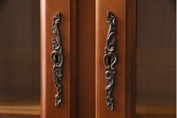 中古　フランス　輸入家具　優美な佇まいが素敵なキャビネット(定価約38万円)(収納棚、本箱、ブックケース)(R-046920)