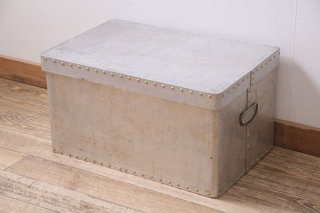 ヴィンテージ雑貨　昭和レトロ　レア　インダストリアル　シャビーな風合いのアルミボックス(アルミケース、収納ボックス、箱、ビンテージ)(R-046925)