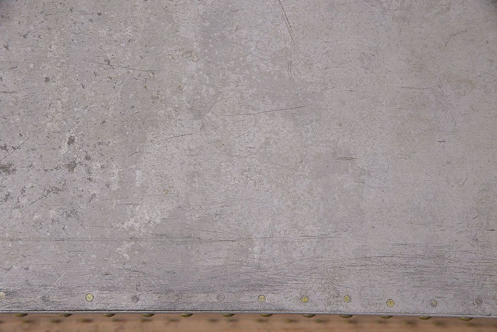 ヴィンテージ雑貨　昭和レトロ　レア　インダストリアル　シャビーな風合いのアルミボックス(アルミケース、収納ボックス、箱、ビンテージ)(R-046925)