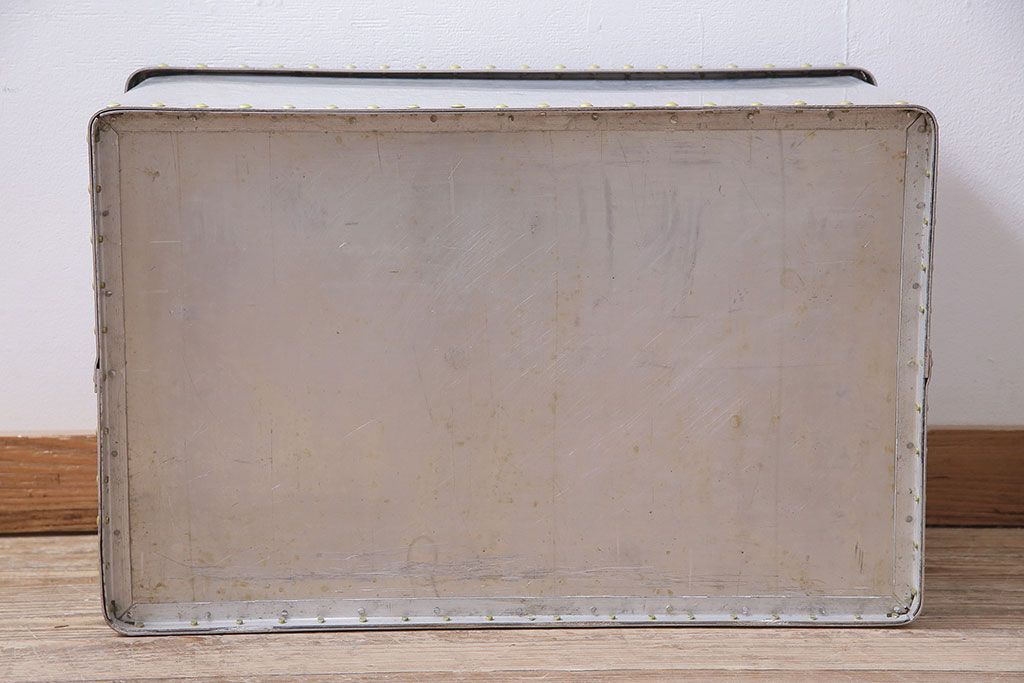ヴィンテージ雑貨　昭和レトロ　レア　インダストリアル　シャビーな風合いのアルミボックス(アルミケース、収納ボックス、箱、ビンテージ)(R-046925)