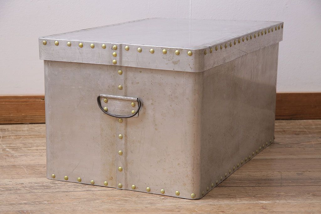 ヴィンテージ雑貨　昭和レトロ　レア　インダストリアル　シャビーな風合いのアルミボックス(アルミケース、収納ボックス、箱、ビンテージ)(R-046926)