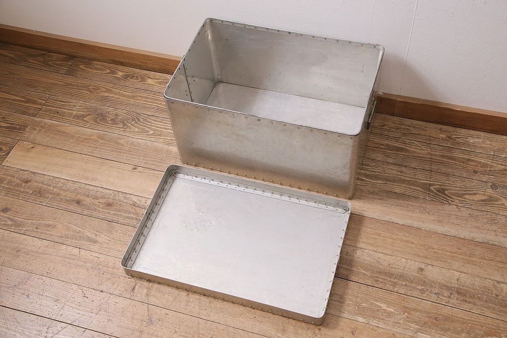 ヴィンテージ雑貨　昭和レトロ　レア　インダストリアル　シャビーな風合いのアルミボックス(アルミケース、収納ボックス、箱、ビンテージ)(R-046926)