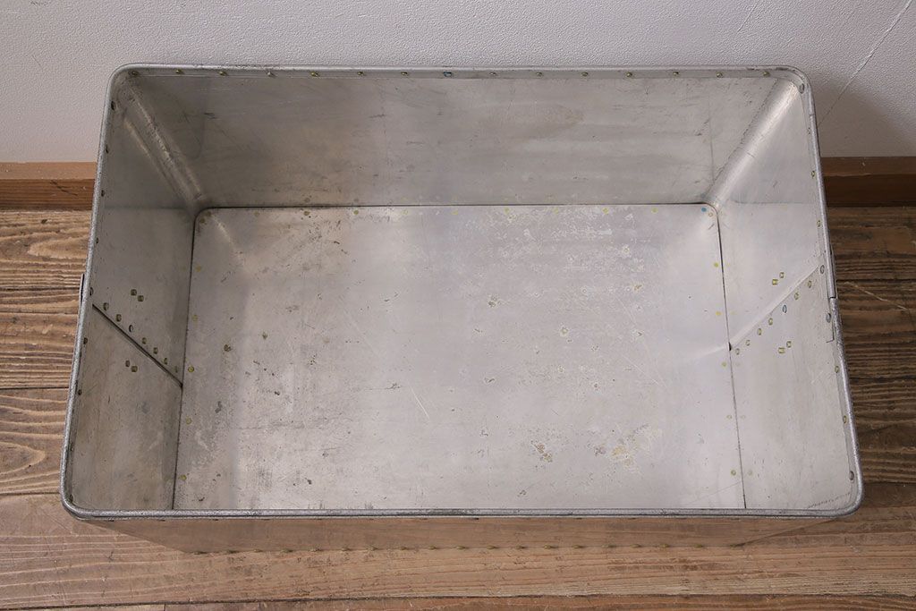 ヴィンテージ雑貨　昭和レトロ　レア　インダストリアル　シャビーな風合いのアルミボックス(アルミケース、収納ボックス、箱、ビンテージ)(R-046926)