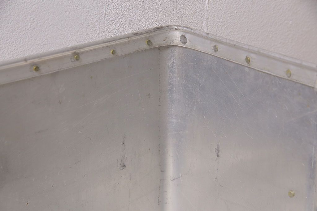 ヴィンテージ雑貨　昭和レトロ　レア　インダストリアル　シャビーな風合いのアルミボックス(アルミケース、収納ボックス、箱、ビンテージ)(R-046926)