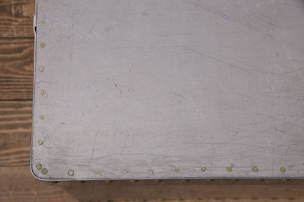 ヴィンテージ雑貨　昭和レトロ　レア　インダストリアル　シャビーな風合いのアルミボックス(アルミケース、収納ボックス、箱、ビンテージ)(R-046926)