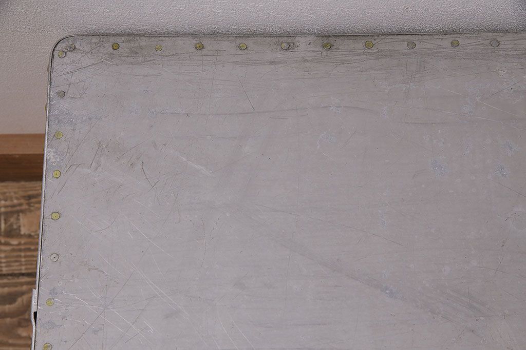 ヴィンテージ雑貨　昭和レトロ　レア　インダストリアル　シャビーな風合いのアルミボックス(アルミケース、収納ボックス、箱、ビンテージ)(R-046926)