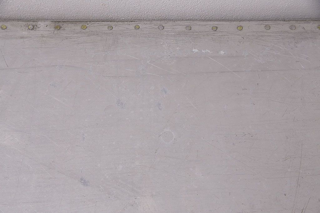 ヴィンテージ雑貨　昭和レトロ　レア　インダストリアル　シャビーな風合いのアルミボックス(アルミケース、収納ボックス、箱、ビンテージ)(R-046926)