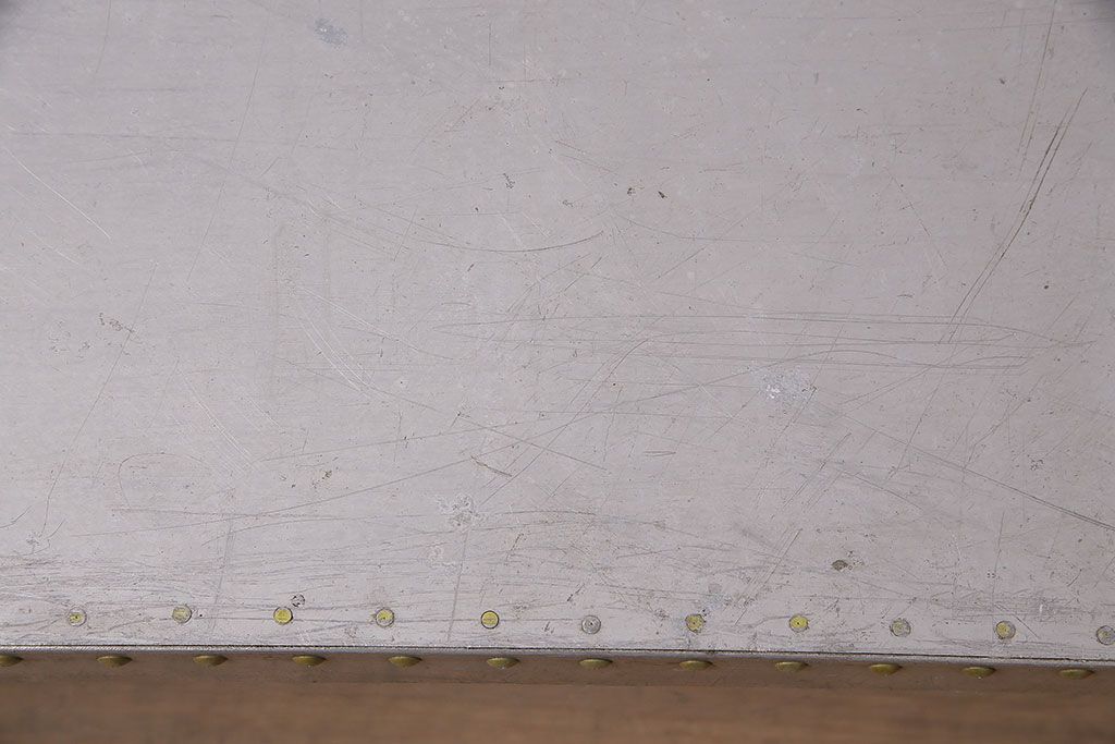 ヴィンテージ雑貨　昭和レトロ　レア　インダストリアル　シャビーな風合いのアルミボックス(アルミケース、収納ボックス、箱、ビンテージ)(R-046926)