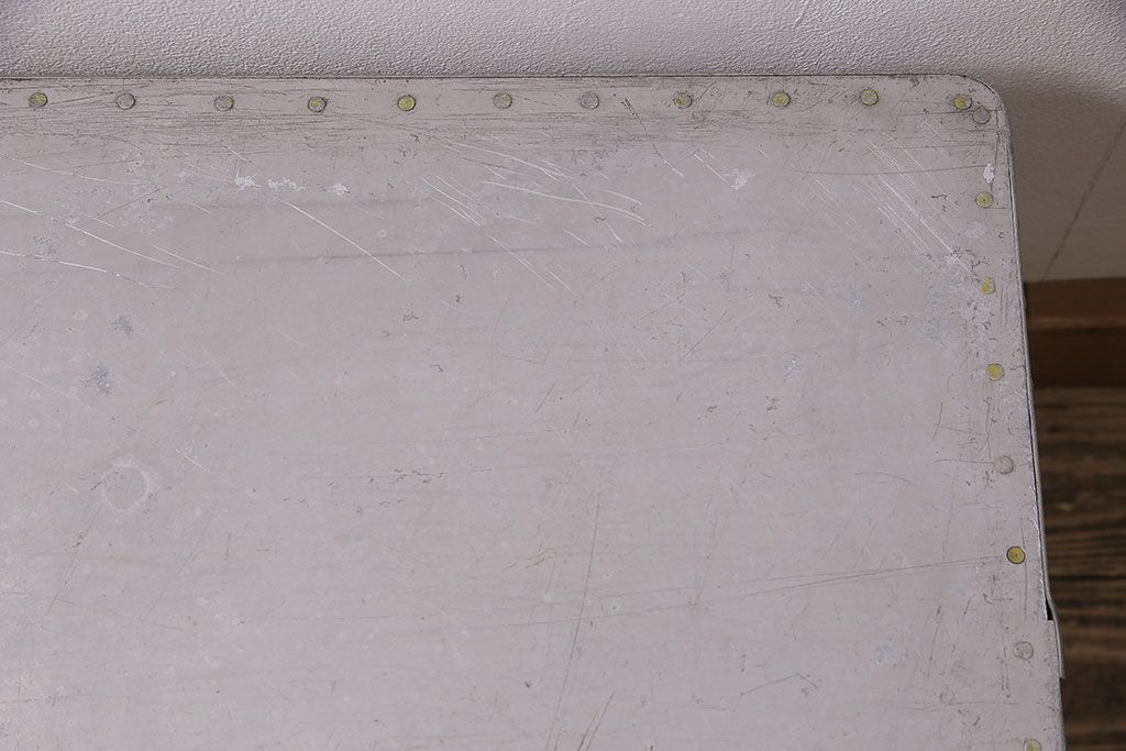 ヴィンテージ雑貨　昭和レトロ　レア　インダストリアル　シャビーな風合いのアルミボックス(アルミケース、収納ボックス、箱、ビンテージ)(R-046926)