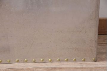 ヴィンテージ雑貨　昭和レトロ　レア　インダストリアル　シャビーな風合いのアルミボックス(アルミケース、収納ボックス、箱、ビンテージ)(R-046926)