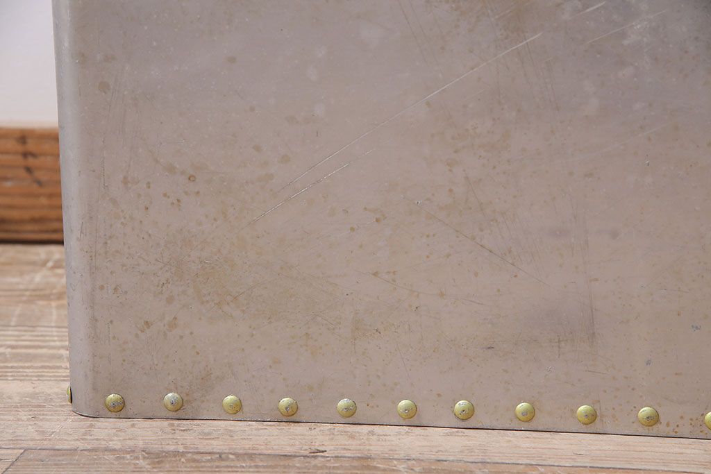 ヴィンテージ雑貨　昭和レトロ　レア　インダストリアル　シャビーな風合いのアルミボックス(アルミケース、収納ボックス、箱、ビンテージ)(R-046926)