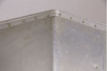 ヴィンテージ雑貨　昭和レトロ　レア　インダストリアル　シャビーな風合いのアルミボックス(アルミケース、収納ボックス、箱、ビンテージ)(R-046927)