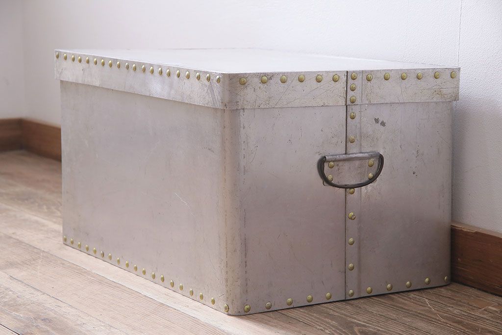 ヴィンテージ雑貨　昭和レトロ　レア　インダストリアル　シャビーな風合いのアルミボックス(アルミケース、収納ボックス、箱、ビンテージ)(R-046928)