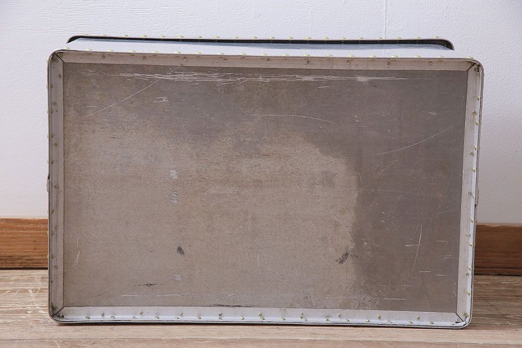ヴィンテージ雑貨　昭和レトロ　レア　インダストリアル　シャビーな風合いのアルミボックス(アルミケース、収納ボックス、箱、ビンテージ)(R-046928)