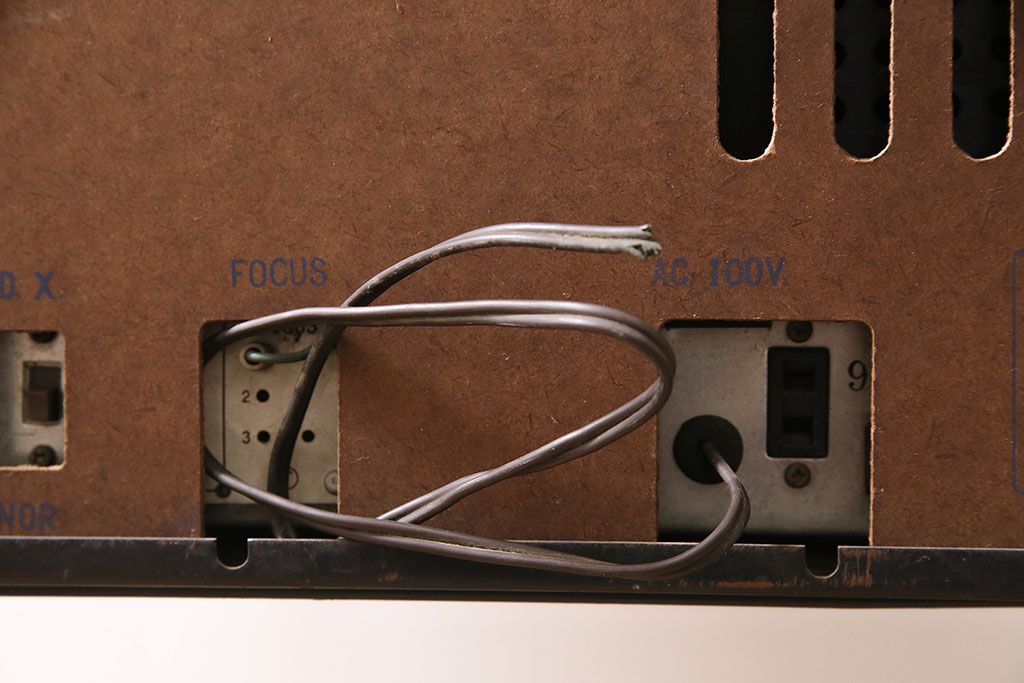 ジャンク品　SHARP(シャープテレビジョン)　早川電機　TB-61型　真空管テレビ(脚付、アンティーク、レトロ)(R-046929)