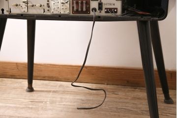 ジャンク品　SHARP(シャープテレビジョン)　早川電機　TB-61型　真空管テレビ(脚付、アンティーク、レトロ)(R-046929)