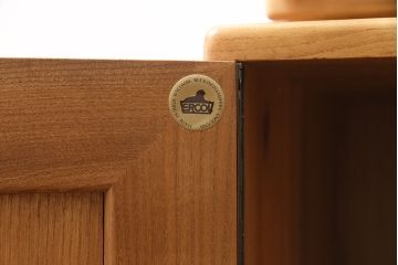 中古　美品　ERCOL(アーコール)　ウィンザーシリーズ　激レア!キャスター付きのウォールキャビネット(収納棚、カップボード)(R-046935)