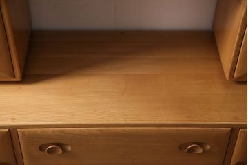 中古　美品　ERCOL(アーコール)　ウィンザーシリーズ　激レア!キャスター付きのウォールキャビネット(収納棚、カップボード)(R-046935)
