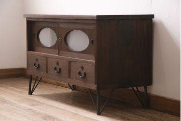 アンティーク家具　昭和中期　桐材　リメイク　すりガラス入り　丸窓がアクセントの鉄脚付き箪笥ローボード(収納棚、テレビ台、テレビボード)(R-046942)