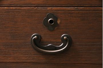 アンティーク家具　昭和中期　桐材　リメイク　すりガラス入り　丸窓がアクセントの鉄脚付き箪笥ローボード(収納棚、テレビ台、テレビボード)(R-046942)