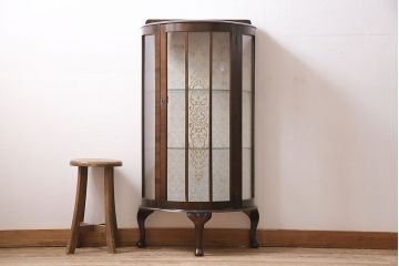 アンティーク家具　イギリスアンティーク　ウォールナット材　小振りなサイズの猫脚キャビネット(飾り棚、ガラスケース、コレクションケース)(R-046944)