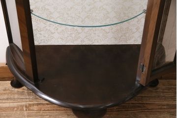 アンティーク家具　イギリスアンティーク　ウォールナット材　小振りなサイズの猫脚キャビネット(飾り棚、ガラスケース、コレクションケース)(R-046944)