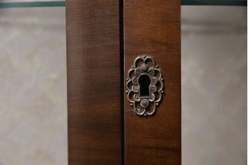 アンティーク家具　イギリスアンティーク　ウォールナット材　小振りなサイズの猫脚キャビネット(飾り棚、ガラスケース、コレクションケース)(R-046944)