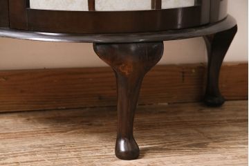 アンティーク家具　イギリスアンティーク　ウォールナット材　小振りなサイズの猫脚キャビネット(飾り棚、ガラスケース、コレクションケース)(R-046944)