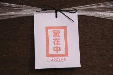アンティーク家具　イギリスアンティーク　ウォールナット材　小振りなサイズの猫脚キャビネット(飾り棚、ガラスケース、コレクションケース)(R-046944)