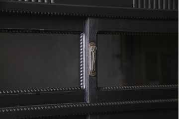 アンティーク家具　昭和初期　ペイント　薄型サイズが珍しい!コレクションのディスプレイにおすすめのキャビネット(収納棚、ガラス戸棚、飾り棚)(R-046945)