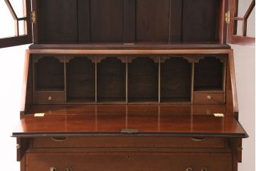 アンティーク家具　イギリスアンティーク　マホガニー材　象嵌細工入りの上品なライティングビューロー(ビューローブックケース、簿記机、在宅ワーク、在宅用収納棚、本箱、ワークデスク)(R-046948)