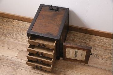 アンティーク家具　江戸期　希少!重厚な金具が味わい深い船箪笥型銭箱(掛硯型、懸硯型、銭函)(R-046949)