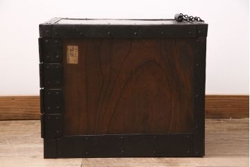 アンティーク家具　江戸期　希少!重厚な金具が味わい深い船箪笥型銭箱(掛硯型、懸硯型、銭函)(R-046949)