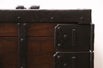 アンティーク家具　江戸期　希少!重厚な金具が味わい深い船箪笥型銭箱(掛硯型、懸硯型、銭函)(R-046949)