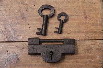 アンティーク家具　江戸期　希少!重厚な金具が味わい深い船箪笥型銭箱(掛硯型、懸硯型、銭函)(R-046949)