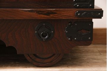 中古　岩谷堂箪笥　桜木家具店作　伝統車付きタンス1号　大振り　豪華な金具と重厚な佇まいが魅力の車箪笥(定価約60万円)(和タンス、引き出し)(R-046951)