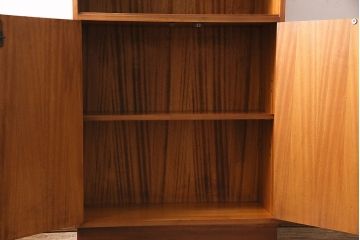 ヴィンテージ家具　北欧ビンテージ　チーク材　すっきりとしたデザインの小振りなキャビネット(収納棚、本箱、ブックケース)(R-046955)