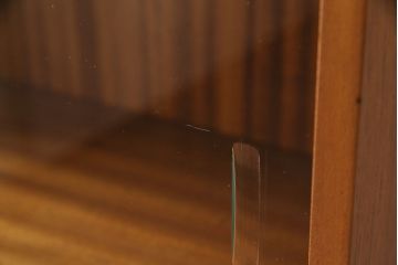 ヴィンテージ家具　北欧ビンテージ　チーク材　すっきりとしたデザインの小振りなキャビネット(収納棚、本箱、ブックケース)(R-046955)