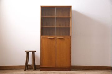 ヴィンテージ家具　北欧ビンテージ　チーク材　すっきりとしたデザインの小振りなキャビネット(収納棚、本箱、ブックケース)(R-046955)