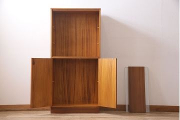 ヴィンテージ家具　北欧ビンテージ　チーク材　すっきりとしたデザインの小振りなキャビネット(収納棚、本箱、ブックケース)(R-046955)