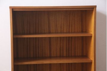 ヴィンテージ家具　北欧ビンテージ　チーク材　すっきりとしたデザインの小振りなキャビネット(収納棚、本箱、ブックケース)(R-046955)