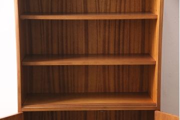 ヴィンテージ家具　北欧ビンテージ　チーク材　すっきりとしたデザインの小振りなキャビネット(収納棚、本箱、ブックケース)(R-046955)