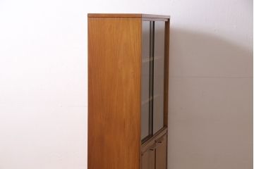 ヴィンテージ家具　北欧ビンテージ　チーク材　すっきりとしたデザインの小振りなキャビネット(収納棚、本箱、ブックケース)(R-046955)